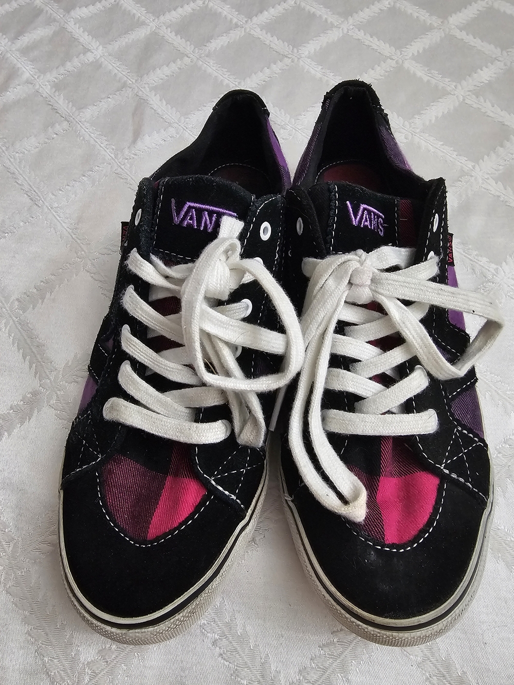 Vans Low-Top Sneakers in Black and Purple/Pink